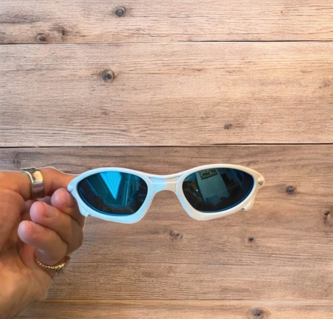 Insane polarised sunglasses in white with blue lense. One size.