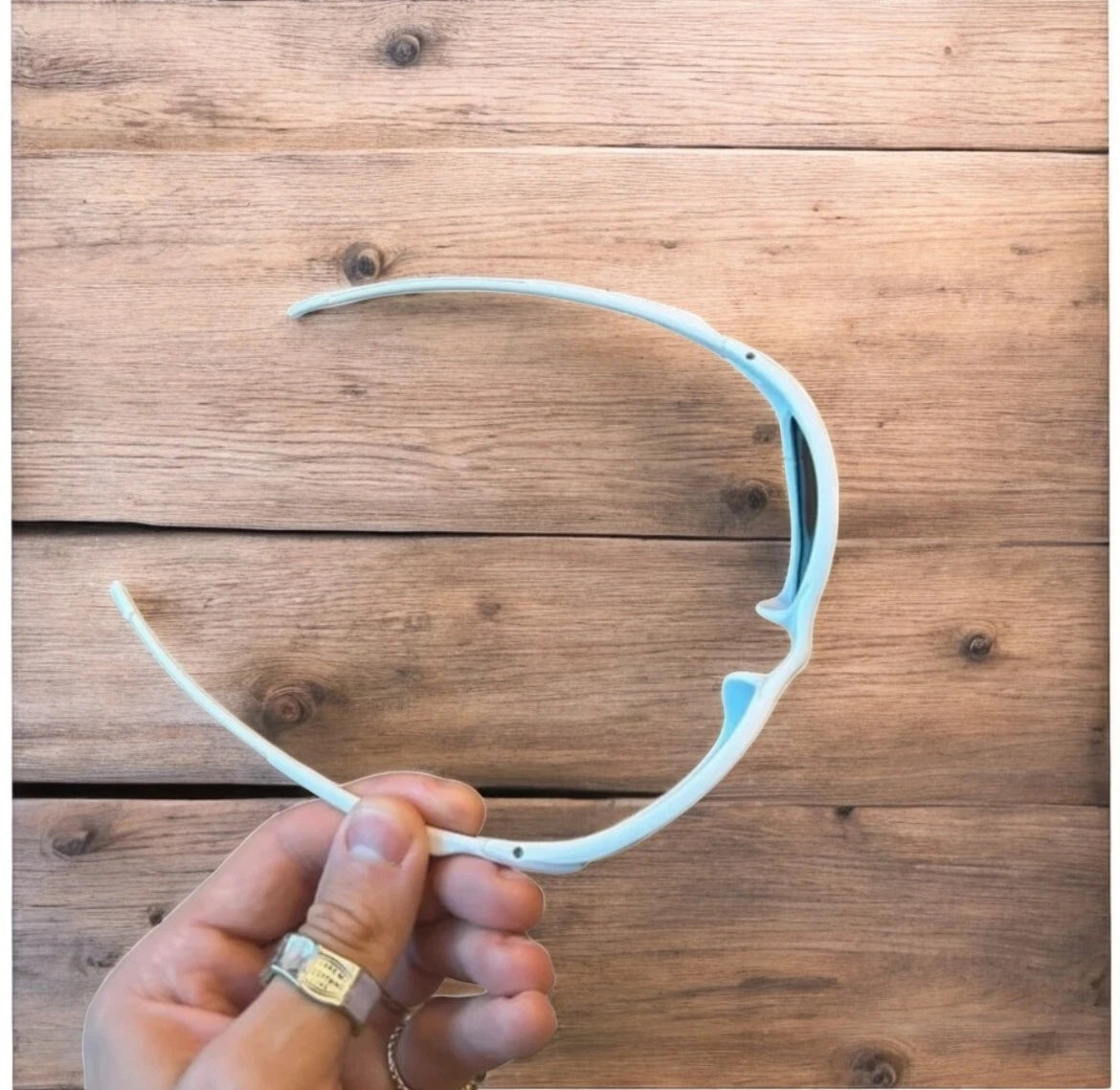 Insane polarised sunglasses in white with blue lense. One size.