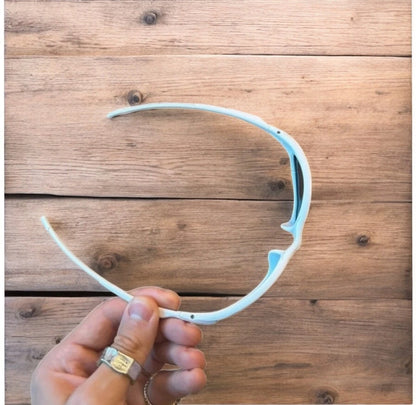 Insane polarised sunglasses in white with blue lense. One size.