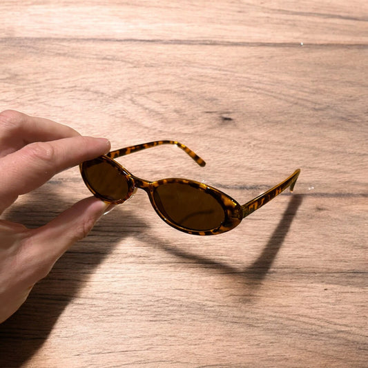 Lovely vintage style tortoiseshell sunglasses in brown/orange.