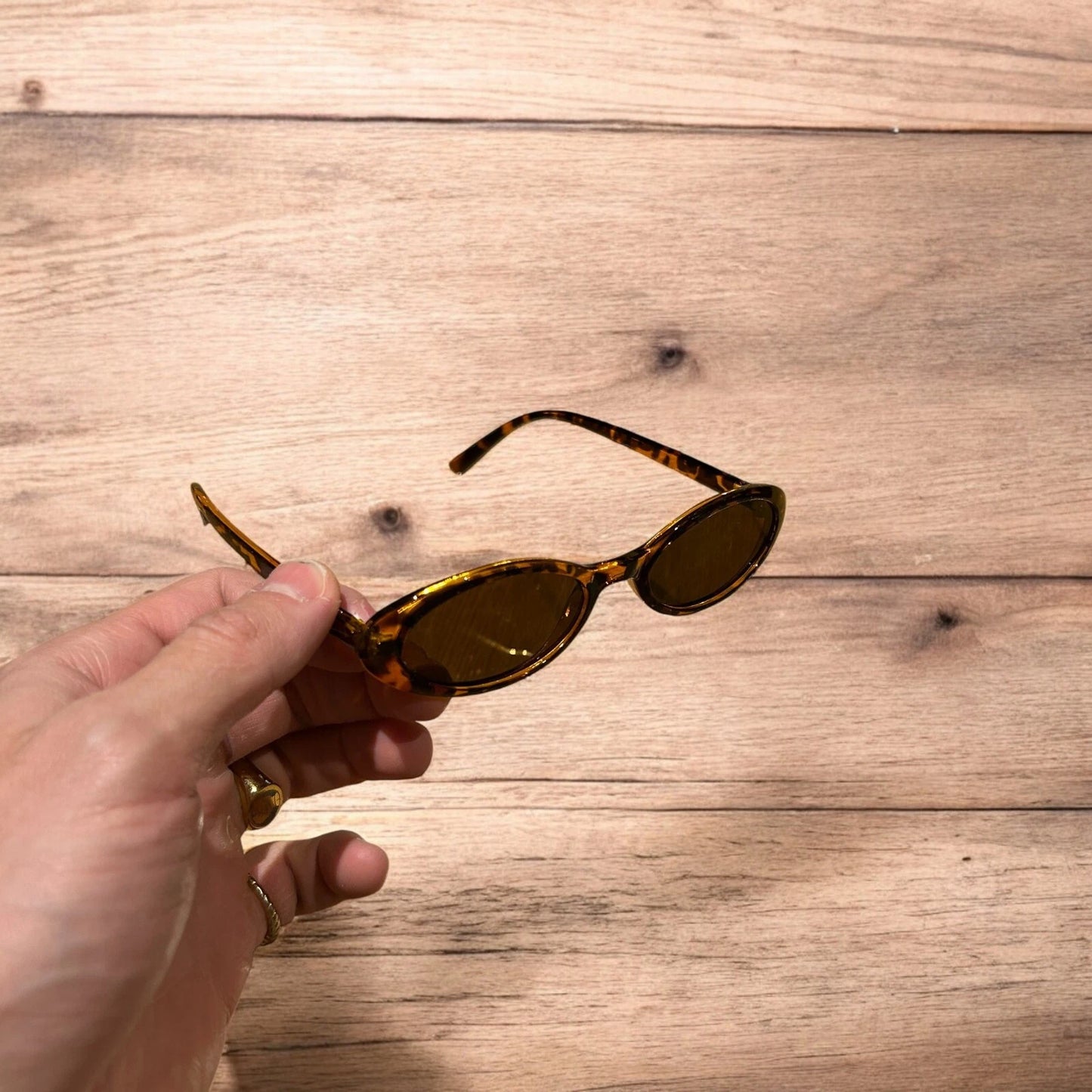 Lovely vintage style tortoiseshell sunglasses in brown/orange.