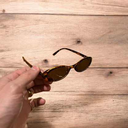 Lovely vintage style tortoiseshell sunglasses in brown/orange.