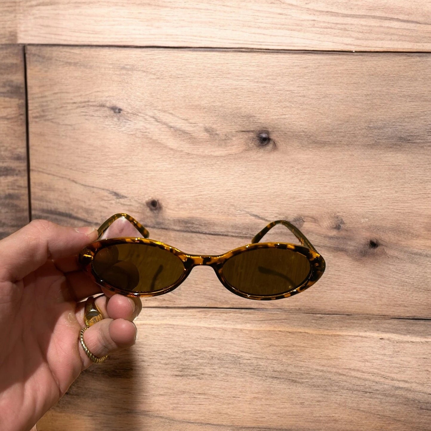 Lovely vintage style tortoiseshell sunglasses in brown/orange.