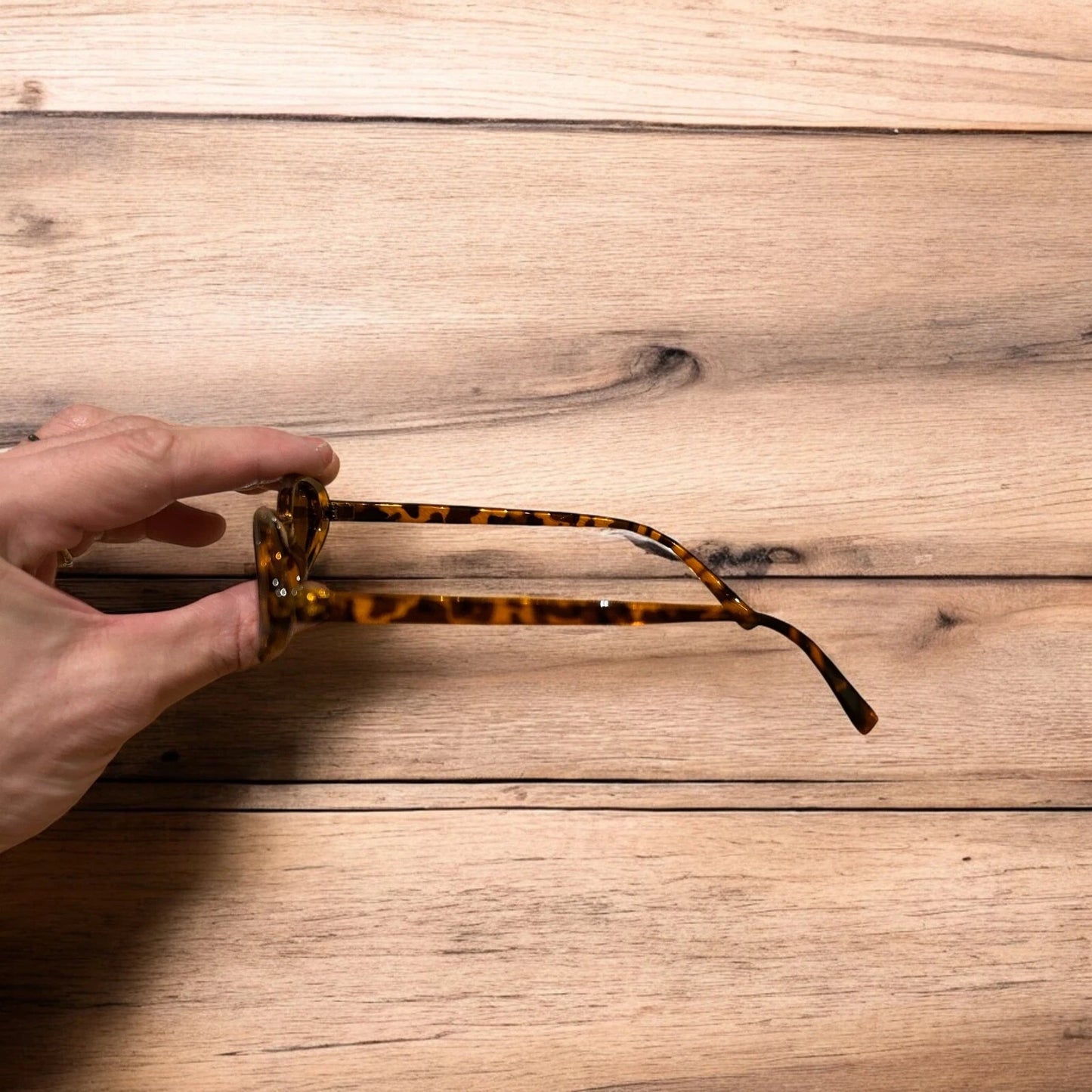 Lovely vintage style tortoiseshell sunglasses in brown/orange.