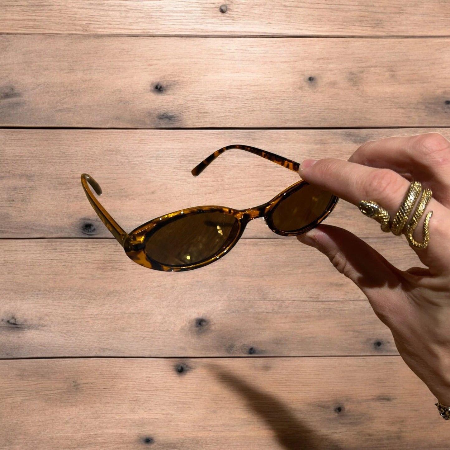 Lovely vintage style tortoiseshell sunglasses in brown/orange.